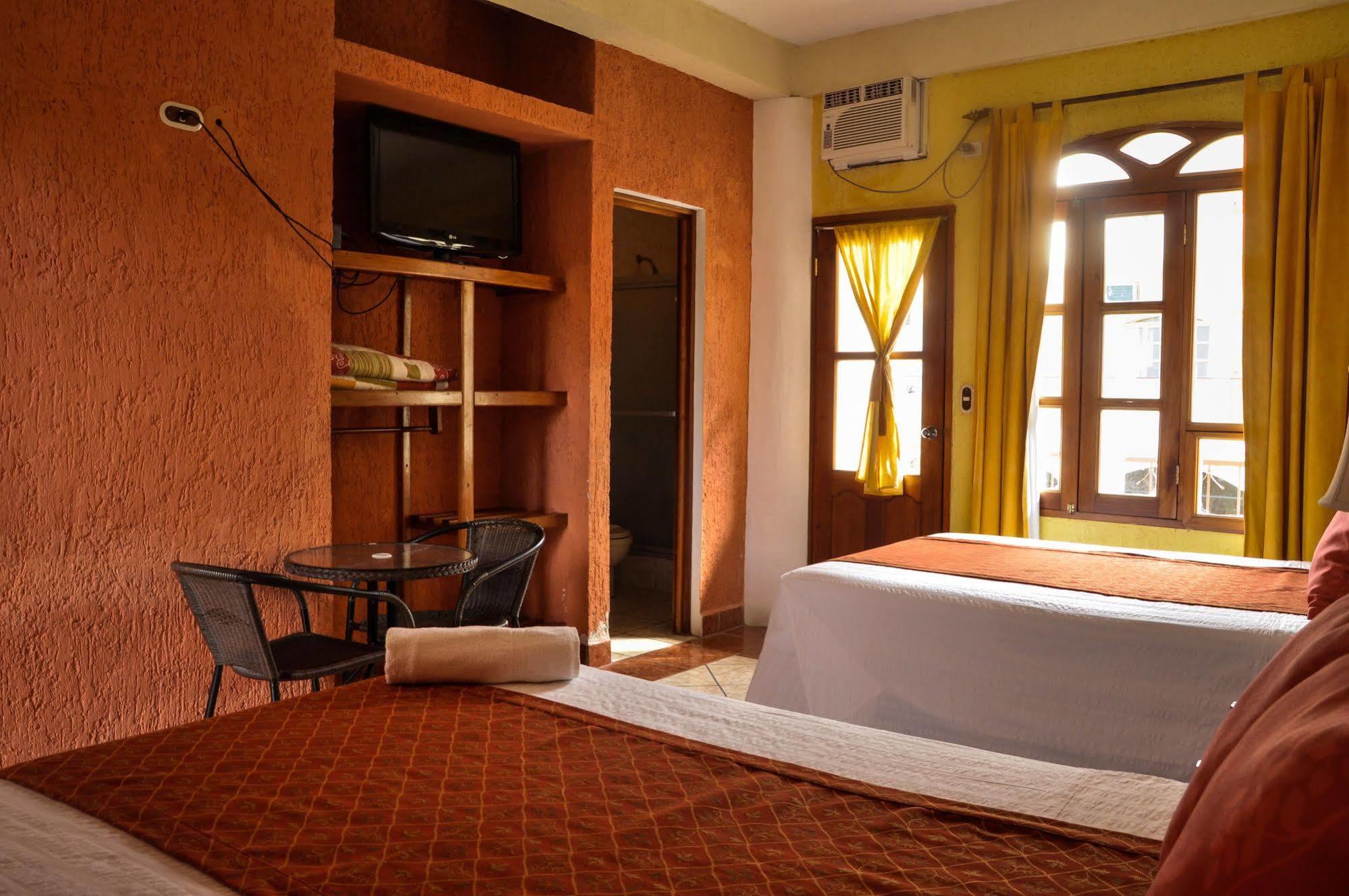 Hotel Quinta Maya Flores Extérieur photo