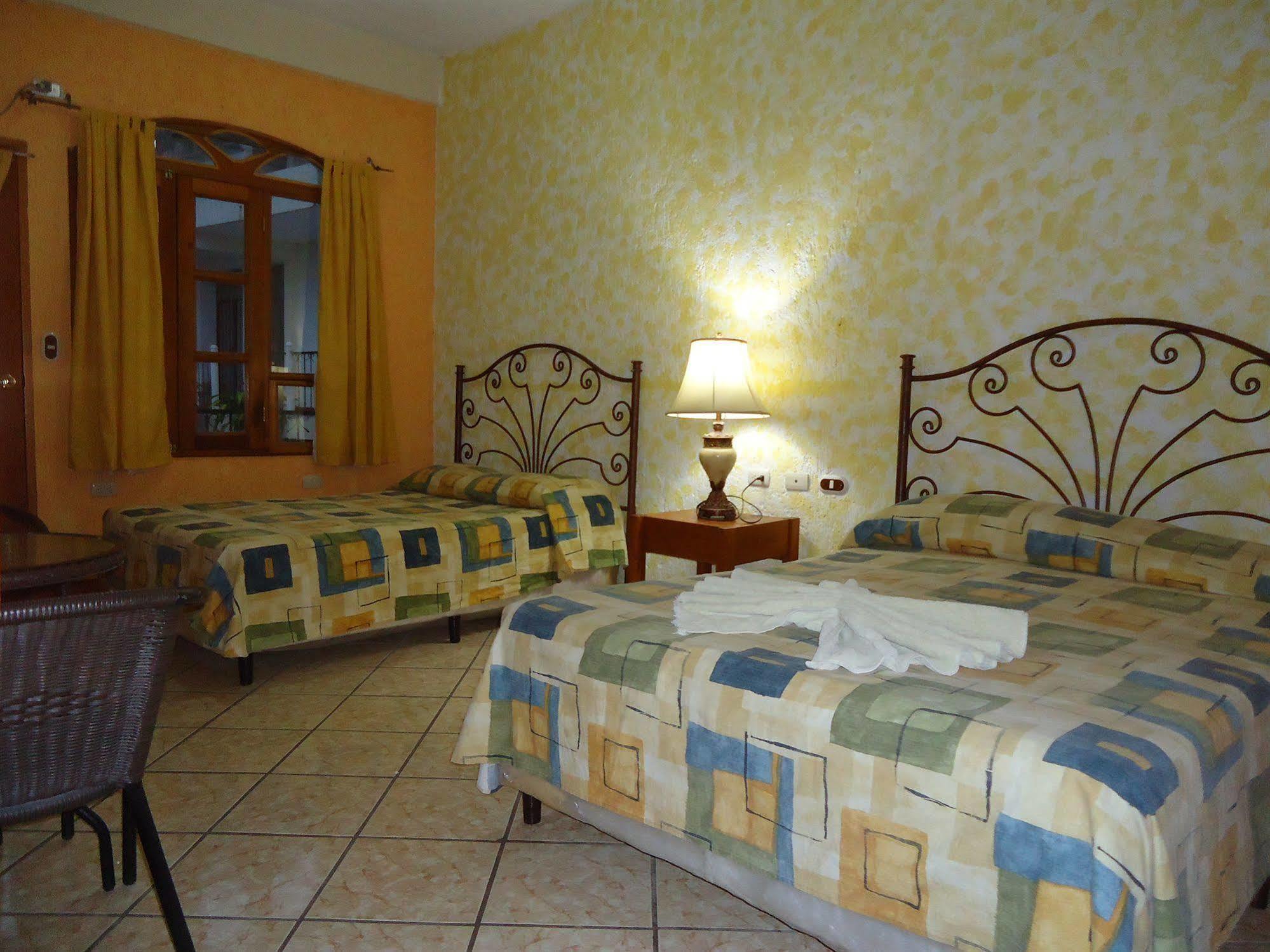 Hotel Quinta Maya Flores Extérieur photo