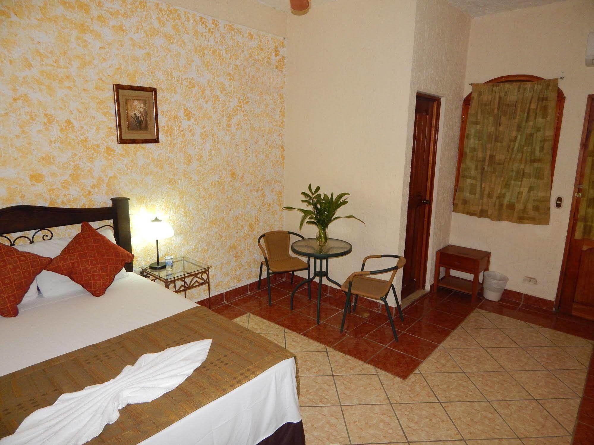 Hotel Quinta Maya Flores Extérieur photo