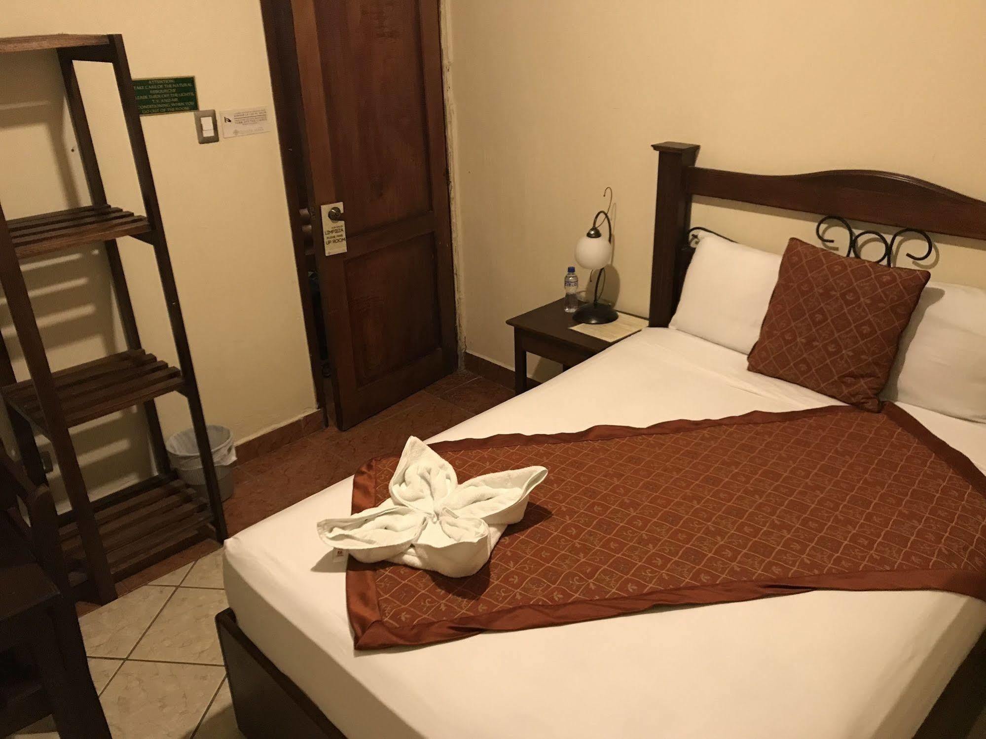 Hotel Quinta Maya Flores Extérieur photo