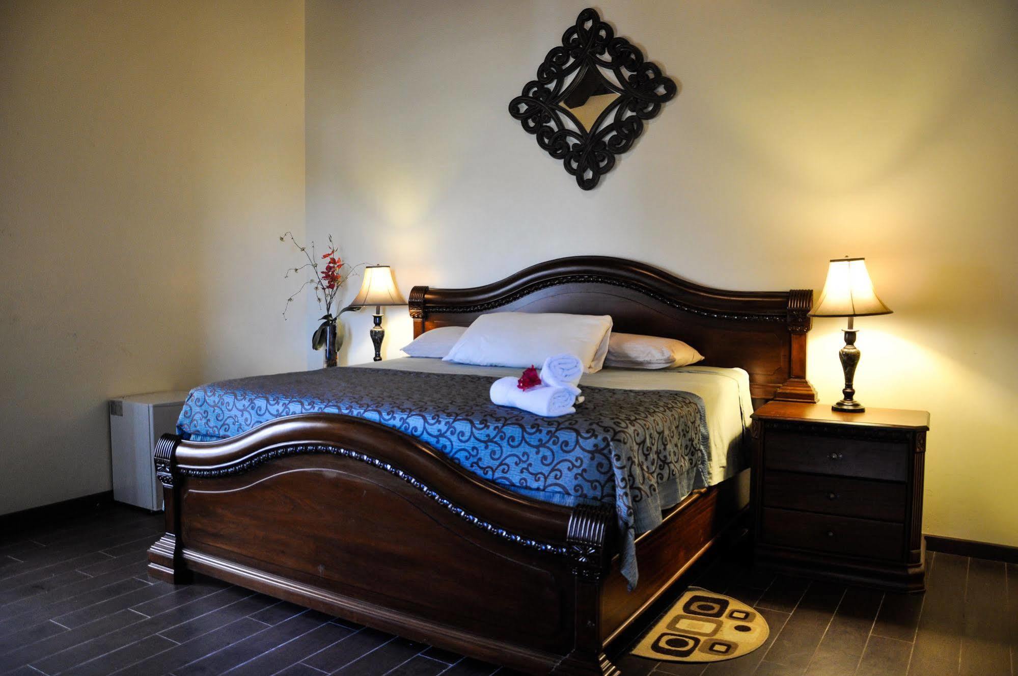 Hotel Quinta Maya Flores Extérieur photo